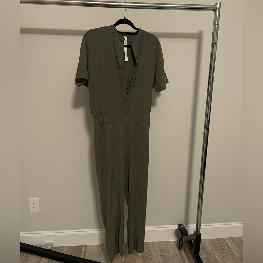 Lululemon jumpsuit like new size 6